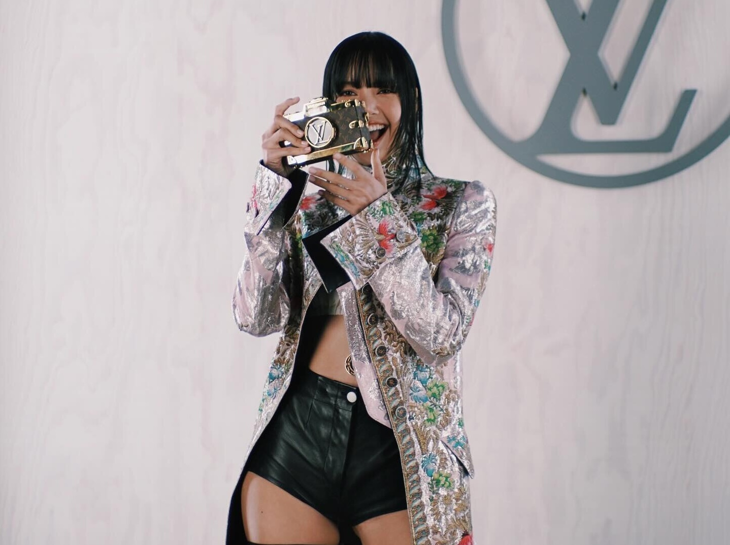 Hé lộ BST túi xách Louis Vuitton của em út Lisa BlACKPINK Hinh anh 1: He lo BST tui xach Louis Vuitton cua em ut Lisa BlACKPINK