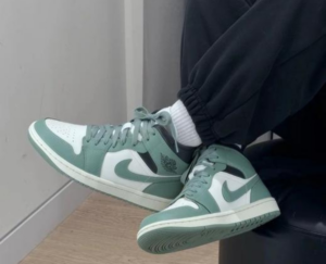 Giay Nike Air Jordan 1 Mid 'Jade Smoke' BQ6472-130
