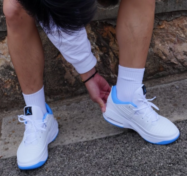 Giay Nike Air Jordan Max Aura 5 "University Blue" DZ4353-104