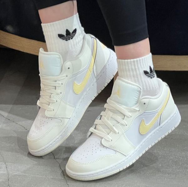 Giay Nike Air Jordan 1 Low GS 'Laser Orange' FV8486-181