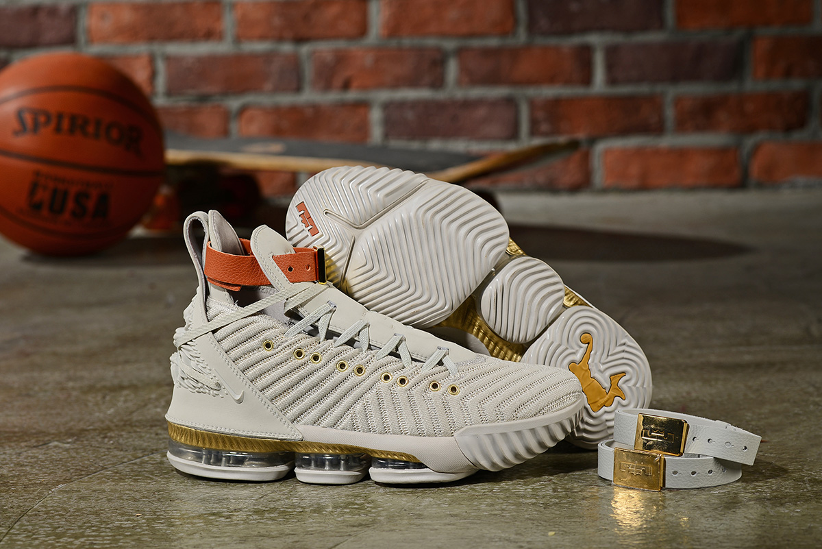 Hinh anh 3: Lich su phat trien giay bong ro cua LeBron James: Tu "The Chosen One" den "King"