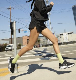 Giay Nike Journey Run 'Black White' FJ7765-001