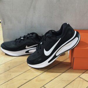 Giay Nike Journey Run 'Black White' FJ7765-001