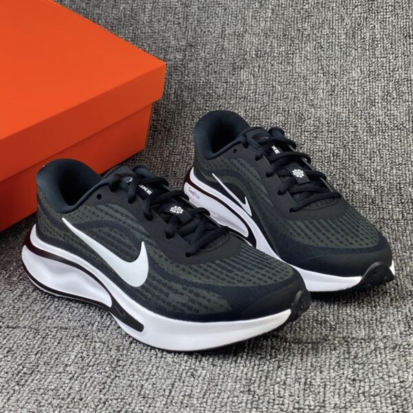 Giay Nike Journey Run 'Black White' FN0228-001