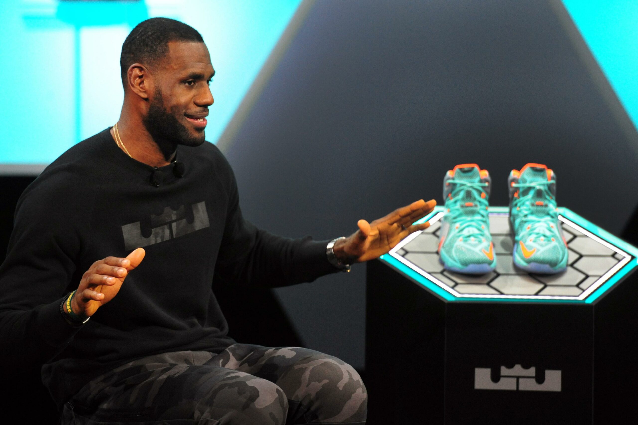 Hinh anh 4: Lich su phat trien giay bong ro cua LeBron James: Tu "The Chosen One" den "King"