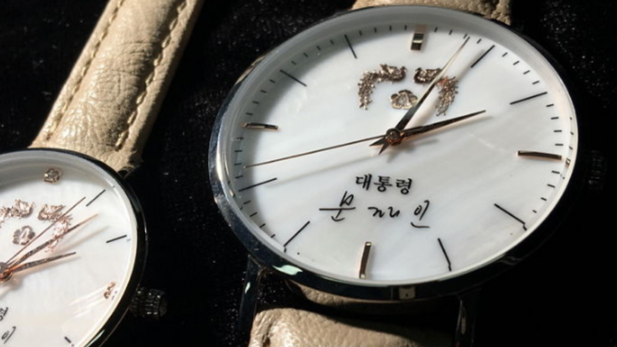 Hinh anh 5: He lo BST giay the thao va dong ho dat do cua Jungkook BTS