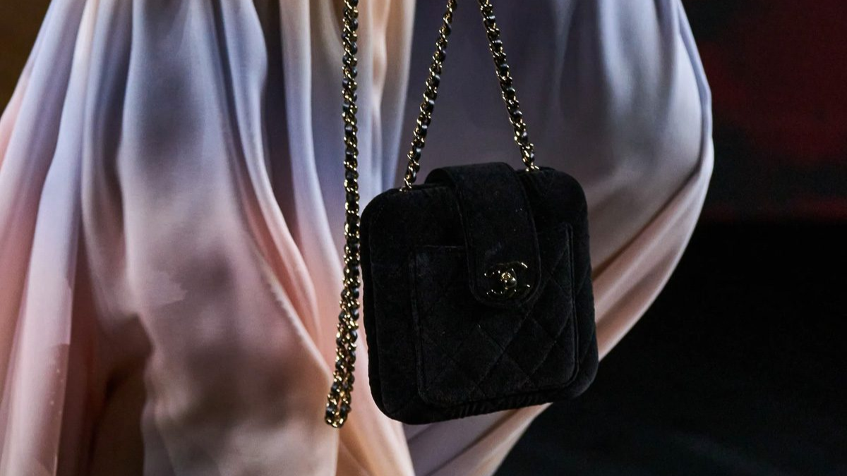 Bí mật giữ giá của 5 chiếc túi Chanel "đáng đồng tiền bát gạo" Hinh anh 4: Bi mat giu gia cua 5 chiec tui Chanel "dang dong tien bat gao"