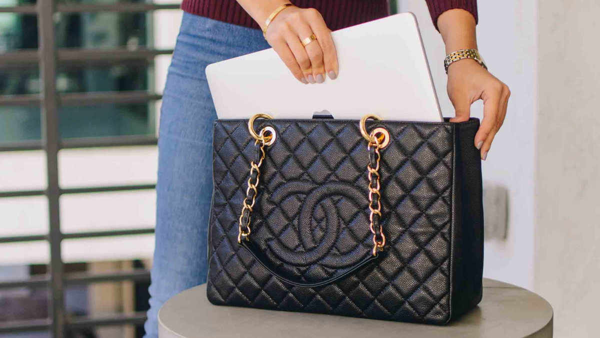 Bí mật giữ giá của 5 chiếc túi Chanel "đáng đồng tiền bát gạo" Hinh anh 11: Bi mat giu gia cua 5 chiec tui Chanel "dang dong tien bat gao"