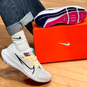 Giay Nike Pegasus 40 'White Deep Royal Blue' DV3854-105