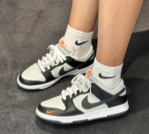 Giay Nike Dunk Low GS 'Black Bright Mandarin' FN7784-001