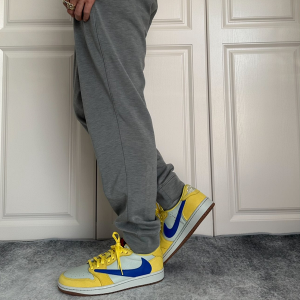 Giay Nike Air Jordan 1 Retro x Travis Scott 'Canary' DZ4137-700