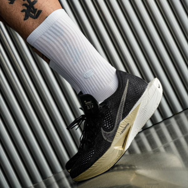 Giay Nike ZoomX Vaporfly 3 'Black Metallic Gold Grain' DV4129-001