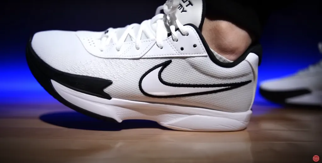 Nike GT Cut Academy: Đôi giày bóng rổ giá rẻ tốt nhất của năm? Hinh anh 5: Nike GT Cut Academy: Doi giay bong ro gia re tot nhat cua nam?