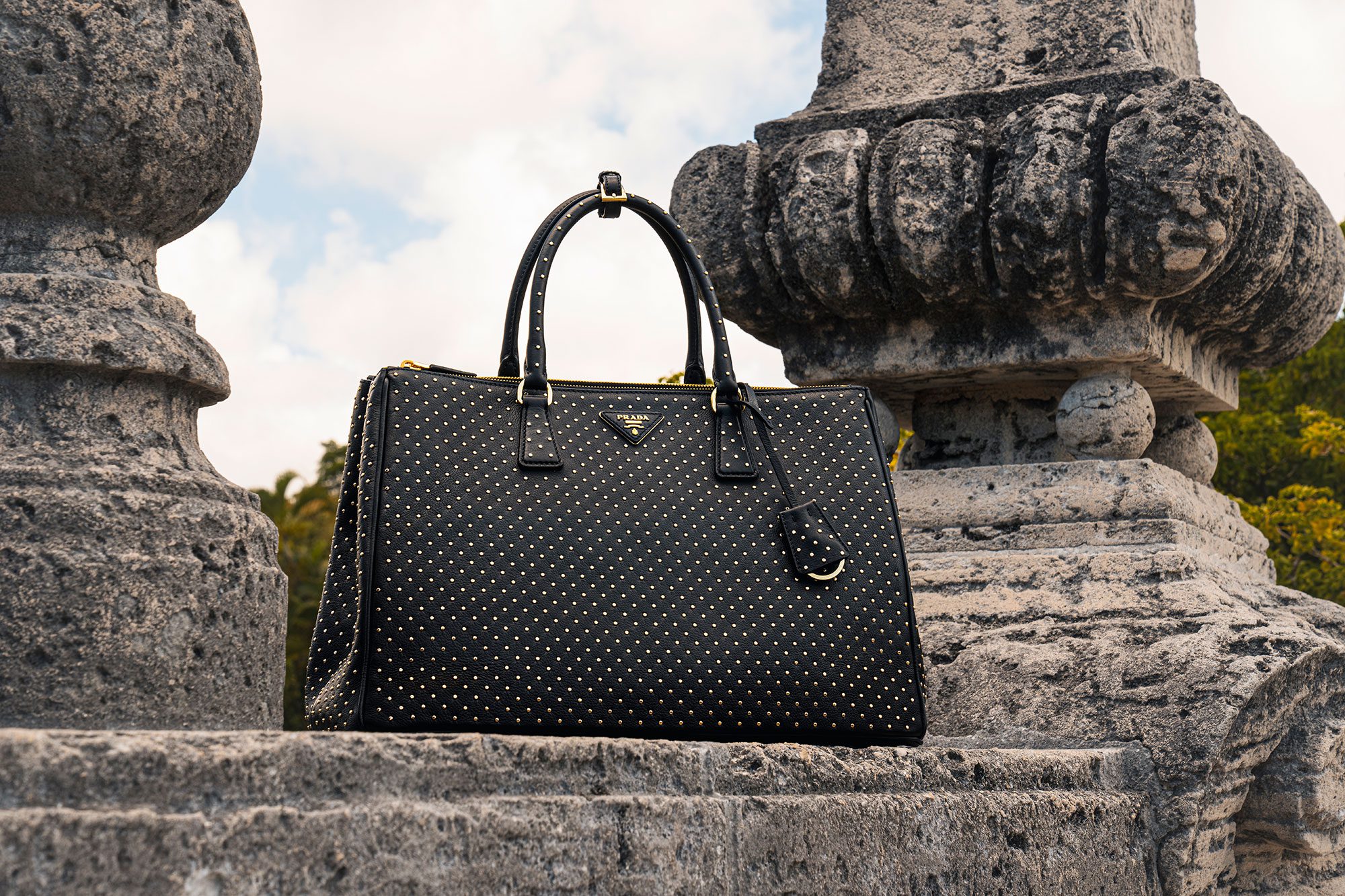 Kham pha cach tai tao tui Prada Galleria co dien cho nam 2024