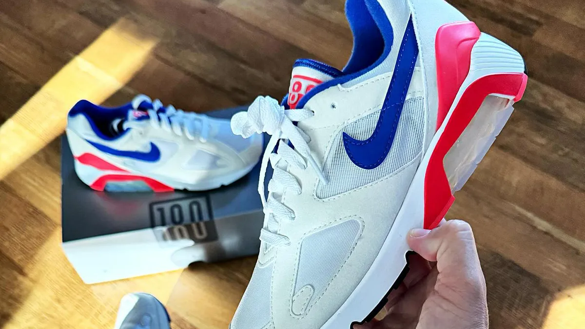 Hinh anh 2: Giai ma su khac biet giua Air 180 ‘Ultramarine’ 2018 va 2024