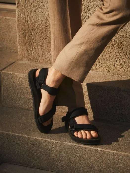 Top 12 mẫu sandal nam đẹp nhất dành cho mùa hè thoải mái Hinh anh 12: Top 12 mau sandal nam dep nhat danh cho mua he thoai mai