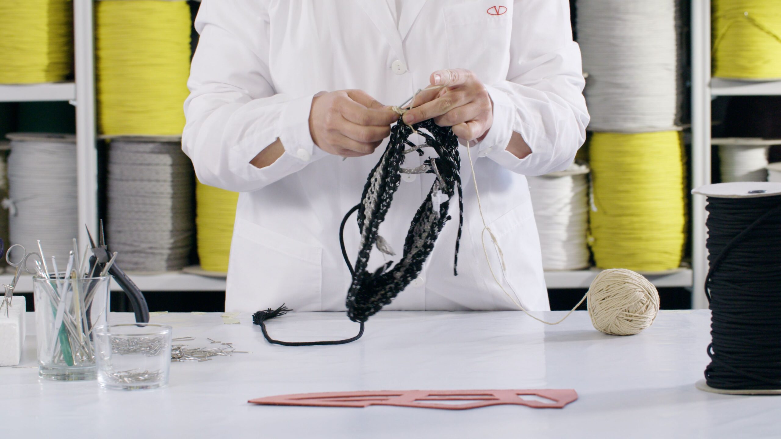 Hinh anh 3: Valentino Crochet Sneaker - buoc ngoat moi cua thuong hieu xa xi?