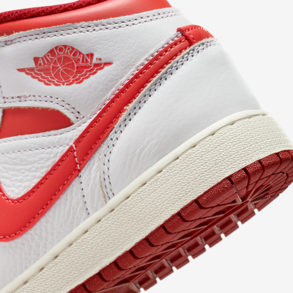 Giay Nike Air Jordan 1 Mid SE GS 'White Dune Red' FJ3464-160