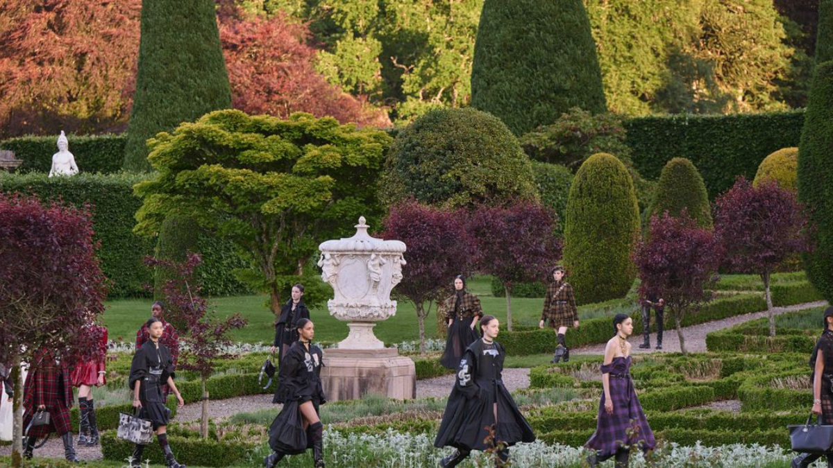 Dior Cruise 2025 day ma mi ra mat tai Scotland