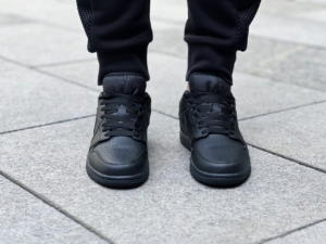 Giay Nike Air Jordan 1 Low 2022 'Triple Black' 553558-093