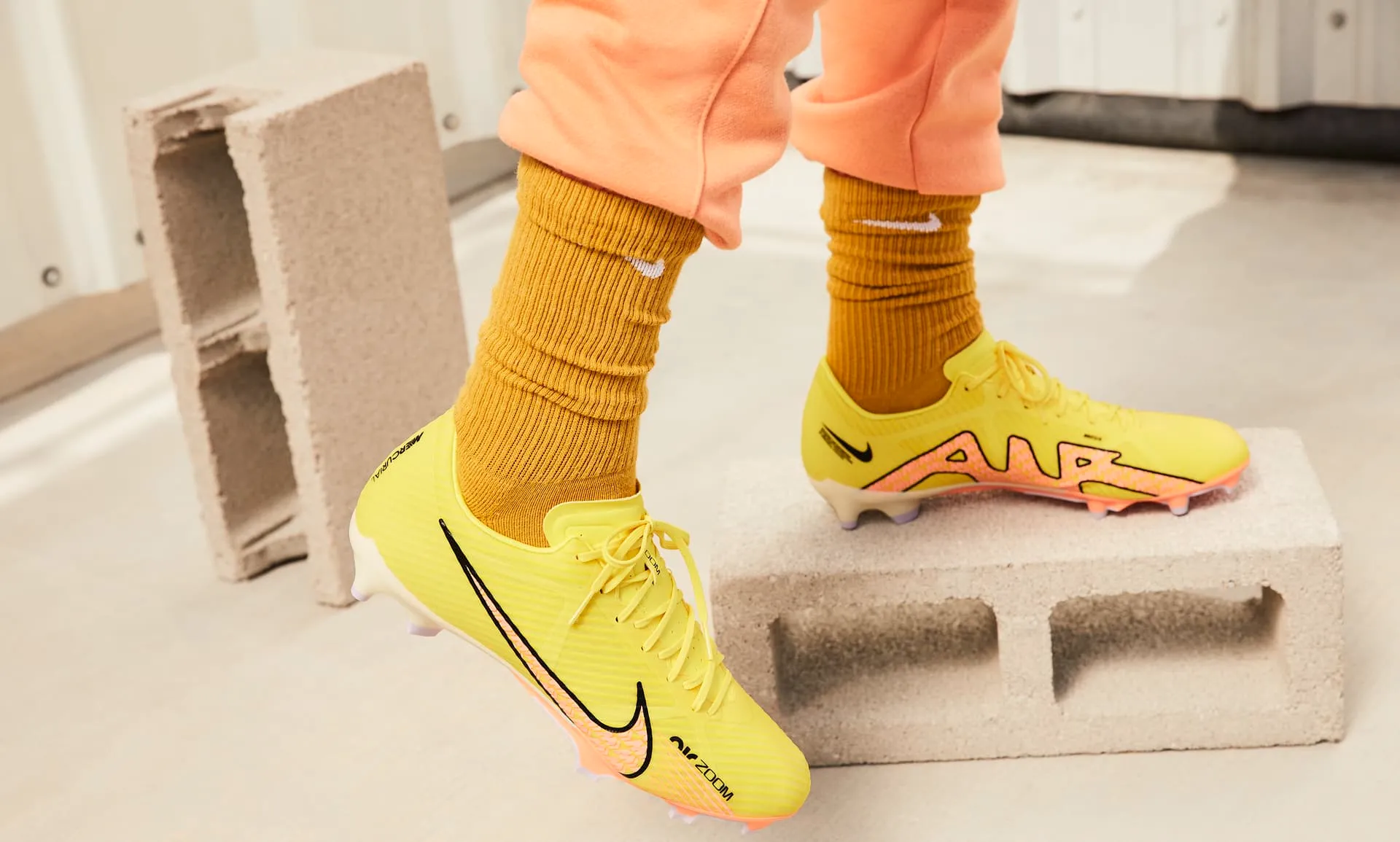 Hinh anh 3: Giay bong da cua cac sieu sao: Mbappe, Messi, Ronaldo...