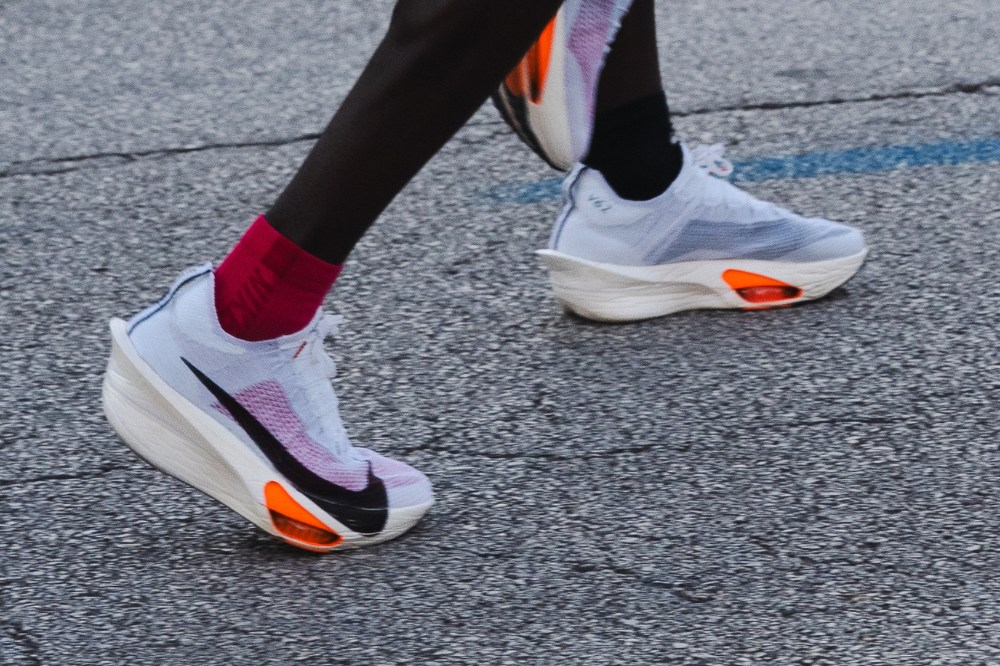 Nike và Adidas cuộc chiến không hồi kết (Phần 2) Hinh anh 3: Nike va Adidas cuoc chien khong hoi ket (Phan 2)