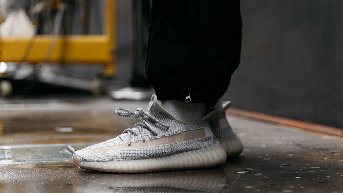 Giay Yeezy Boost 350 V2 tren nen trang, bieu tuong thoi trang khong loi thoi