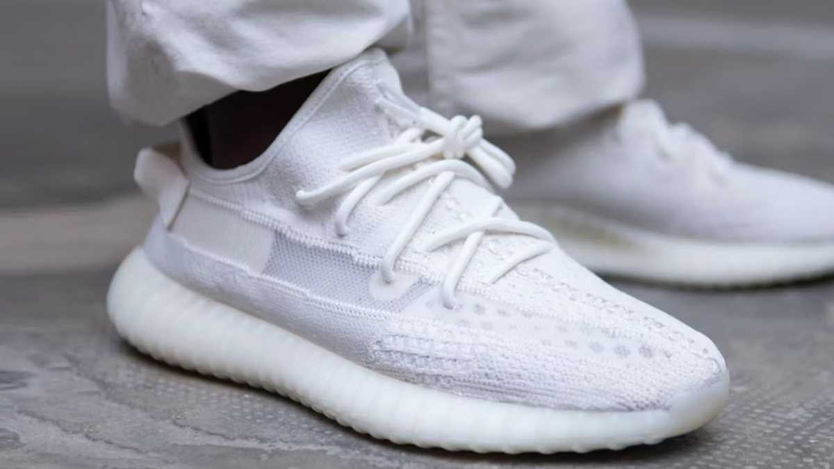 Hinh anh 3: Giay Yeezy Boost 350 V2 tren nen trang, bieu tuong thoi trang khong loi thoi