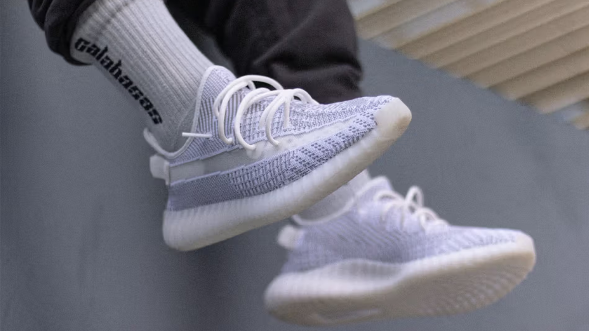 Hinh anh 2: Giay Yeezy Boost 350 V2 tren nen trang, bieu tuong thoi trang khong loi thoi