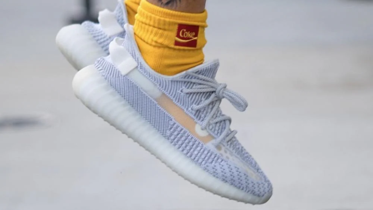 Hinh anh 1: Giay Yeezy Boost 350 V2 tren nen trang, bieu tuong thoi trang khong loi thoi