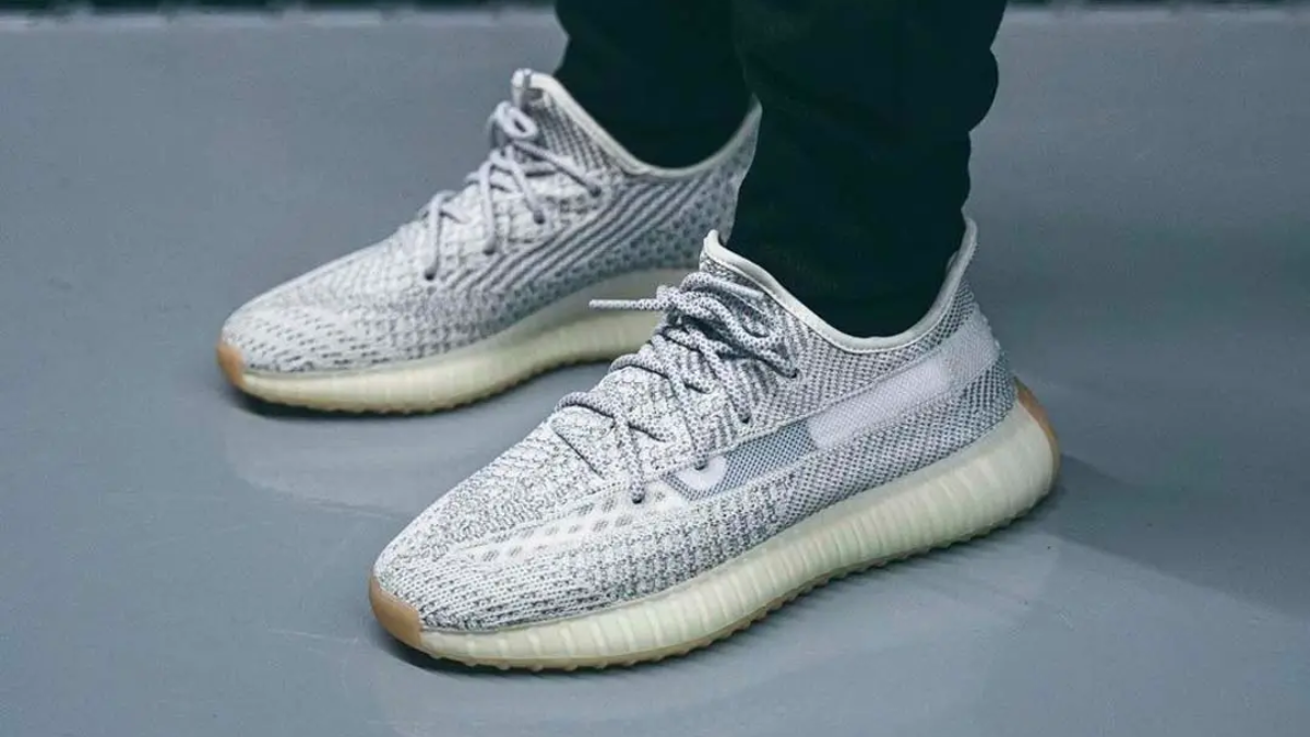 Hinh anh 6: Giay Yeezy Boost 350 V2 tren nen trang, bieu tuong thoi trang khong loi thoi