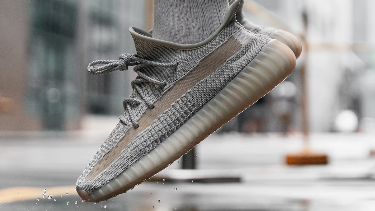 Hinh anh 5: Giay Yeezy Boost 350 V2 tren nen trang, bieu tuong thoi trang khong loi thoi