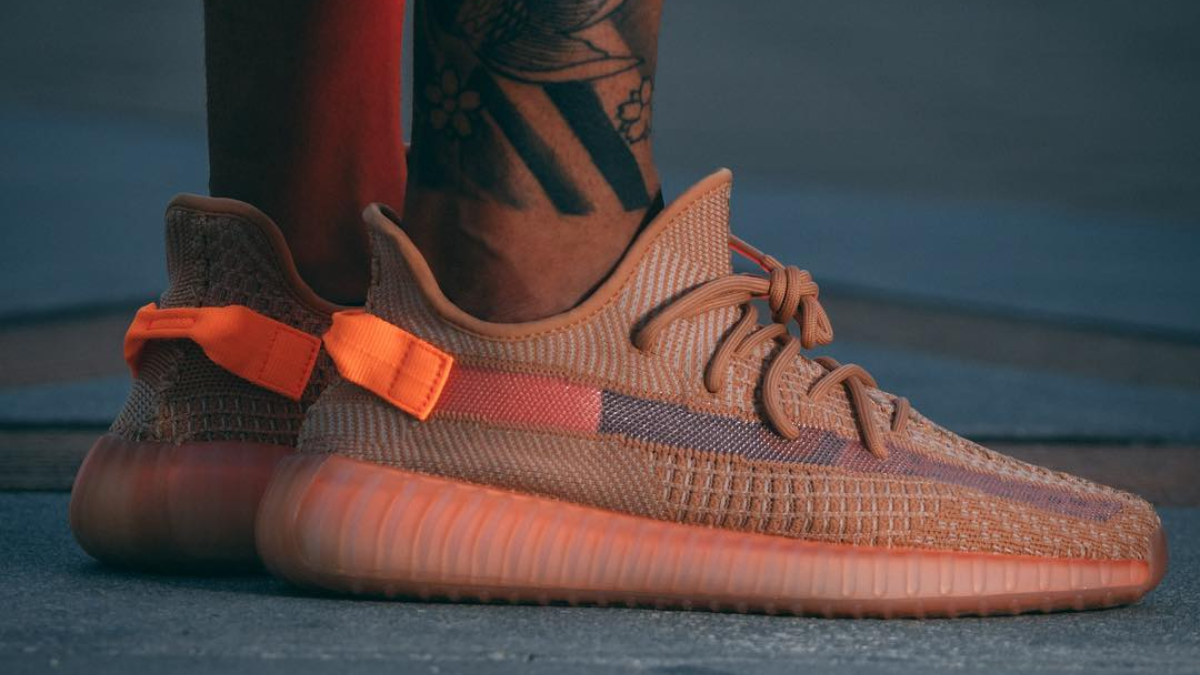 Hinh anh 8: Giay Yeezy Boost 350 V2 tren nen trang, bieu tuong thoi trang khong loi thoi