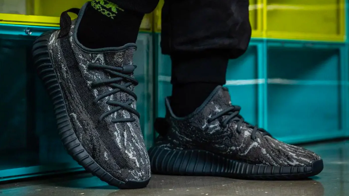 Hinh anh 7: Giay Yeezy Boost 350 V2 tren nen trang, bieu tuong thoi trang khong loi thoi