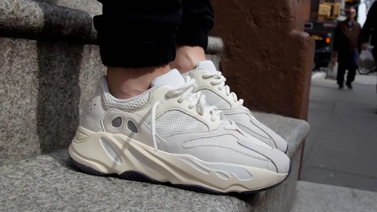 Bí quyết "bỏ túi" để sở hữu đôi Yeezy Boost 700 vừa vặn hoàn hảo! Hinh anh 2: Bi quyet "bo tui" de so huu doi Yeezy Boost 700 vua van hoan hao!