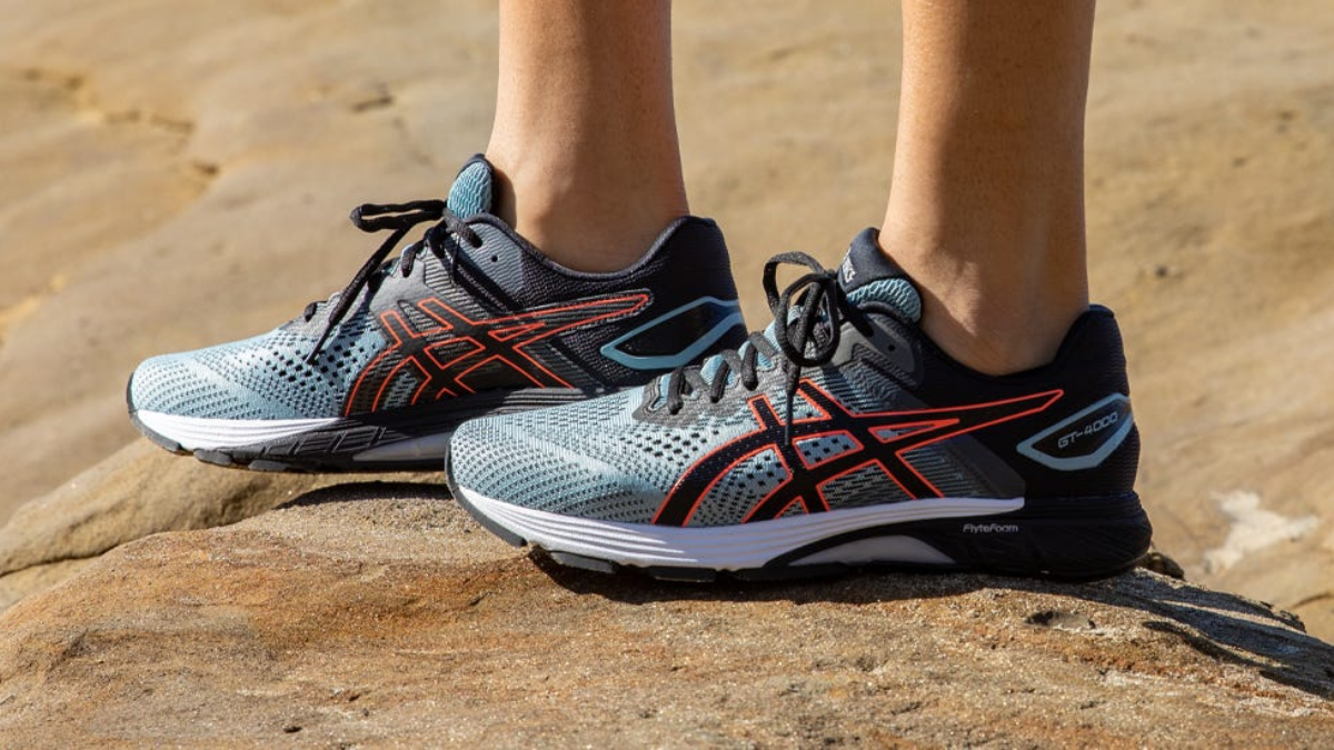 Hinh anh 2: Nguoi do chan de chon size giay Asics phu hop