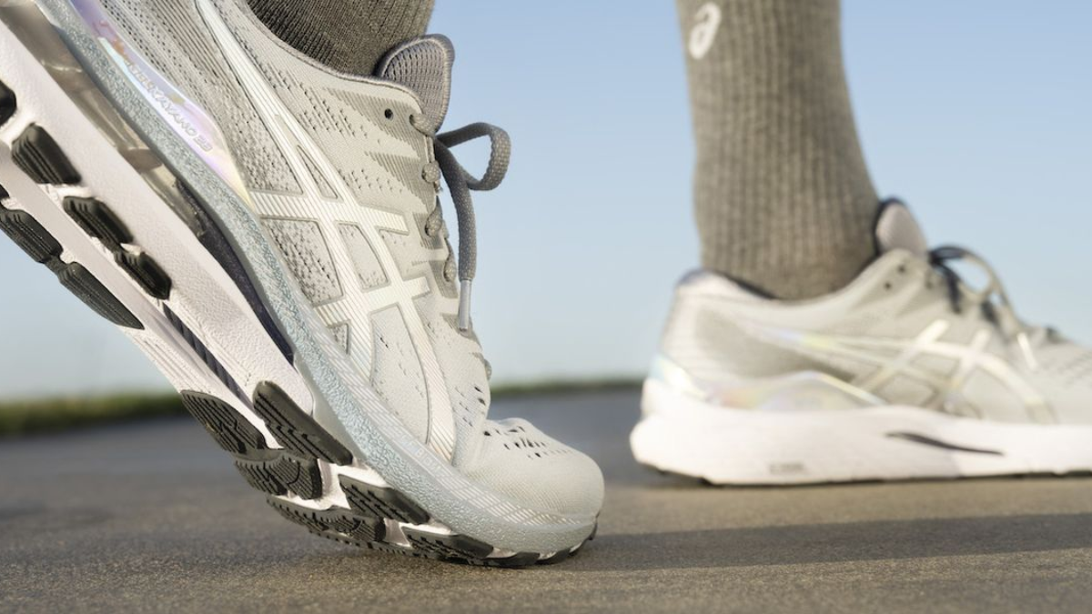 Hinh anh 3: Nguoi do chan de chon size giay Asics phu hop