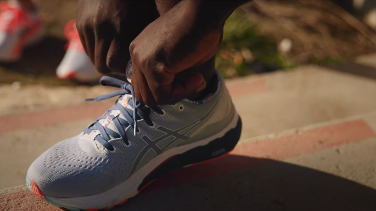 Hinh anh 6: Nguoi do chan de chon size giay Asics phu hop