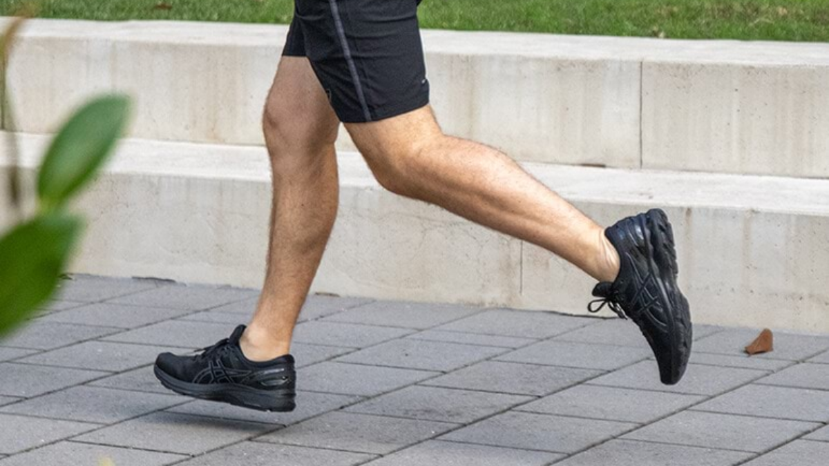 Hinh anh 8: Nguoi do chan de chon size giay Asics phu hop