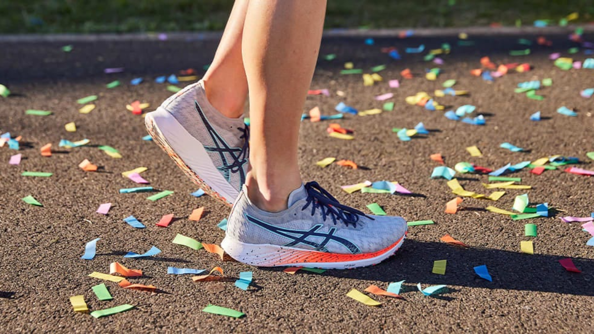 Hinh anh 7: Nguoi do chan de chon size giay Asics phu hop