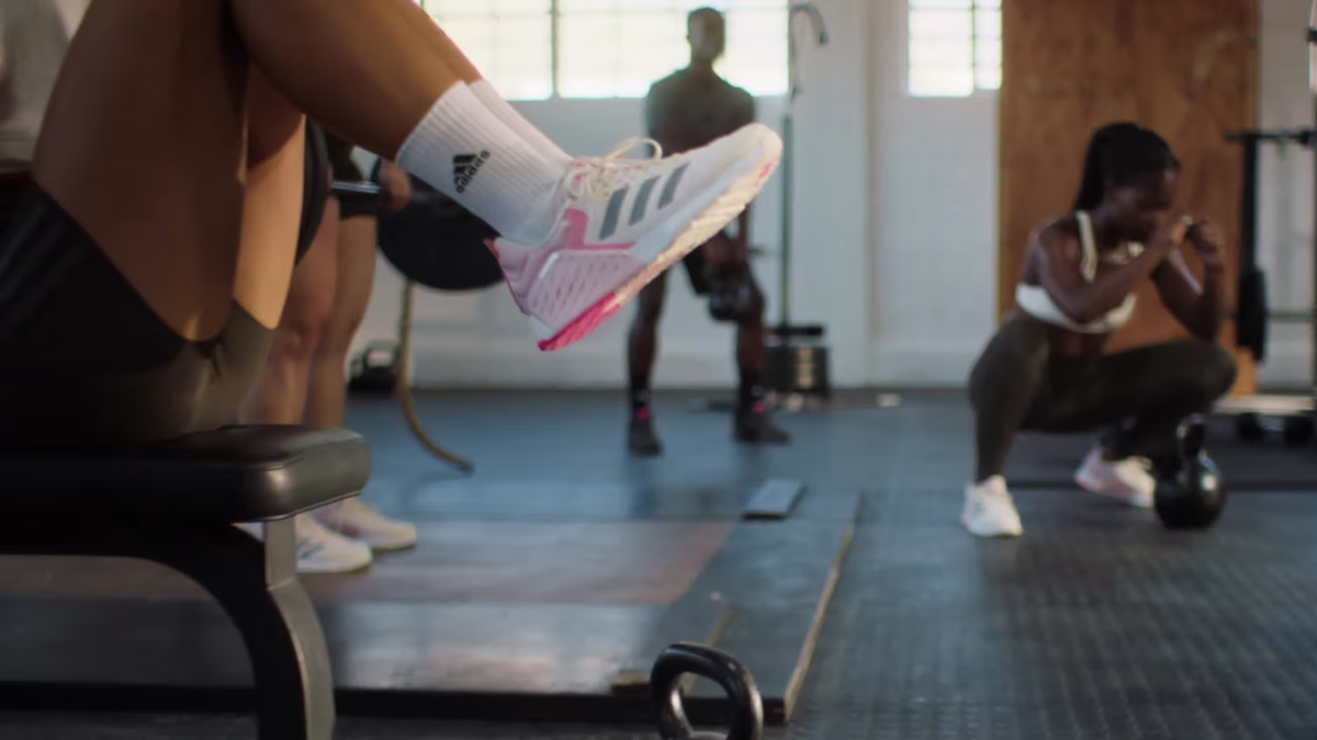 Hinh anh 5: Nang tam phong cach cung 7 mau sneaker phoi voi quan short