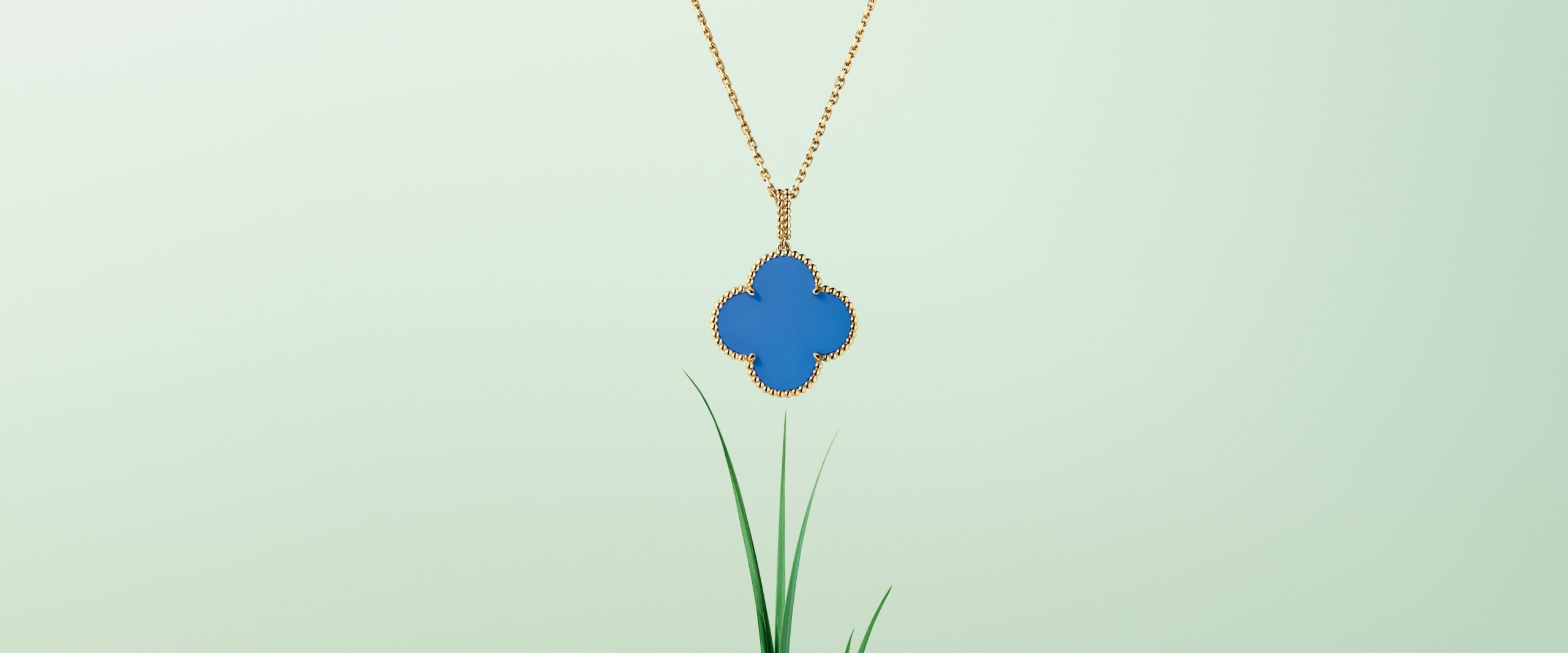 Van Cleef & Arpels 'Alhambra' - bí ẩn làm nên thành công của một huyền thoại? (P1) Hinh anh 4: Van Cleef & Arpels 'Alhambra' - bi an lam nen thanh cong cua mot huyen thoai? (P1)