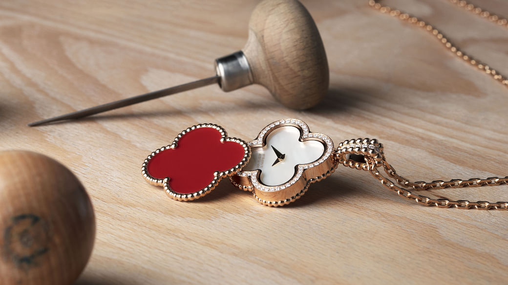 Van Cleef & Arpels 'Alhambra' - bí ẩn làm nên thành công của một huyền thoại? (P2) Hinh anh 2: Van Cleef & Arpels 'Alhambra' - bi an lam nen thanh cong cua mot huyen thoai? (P2)