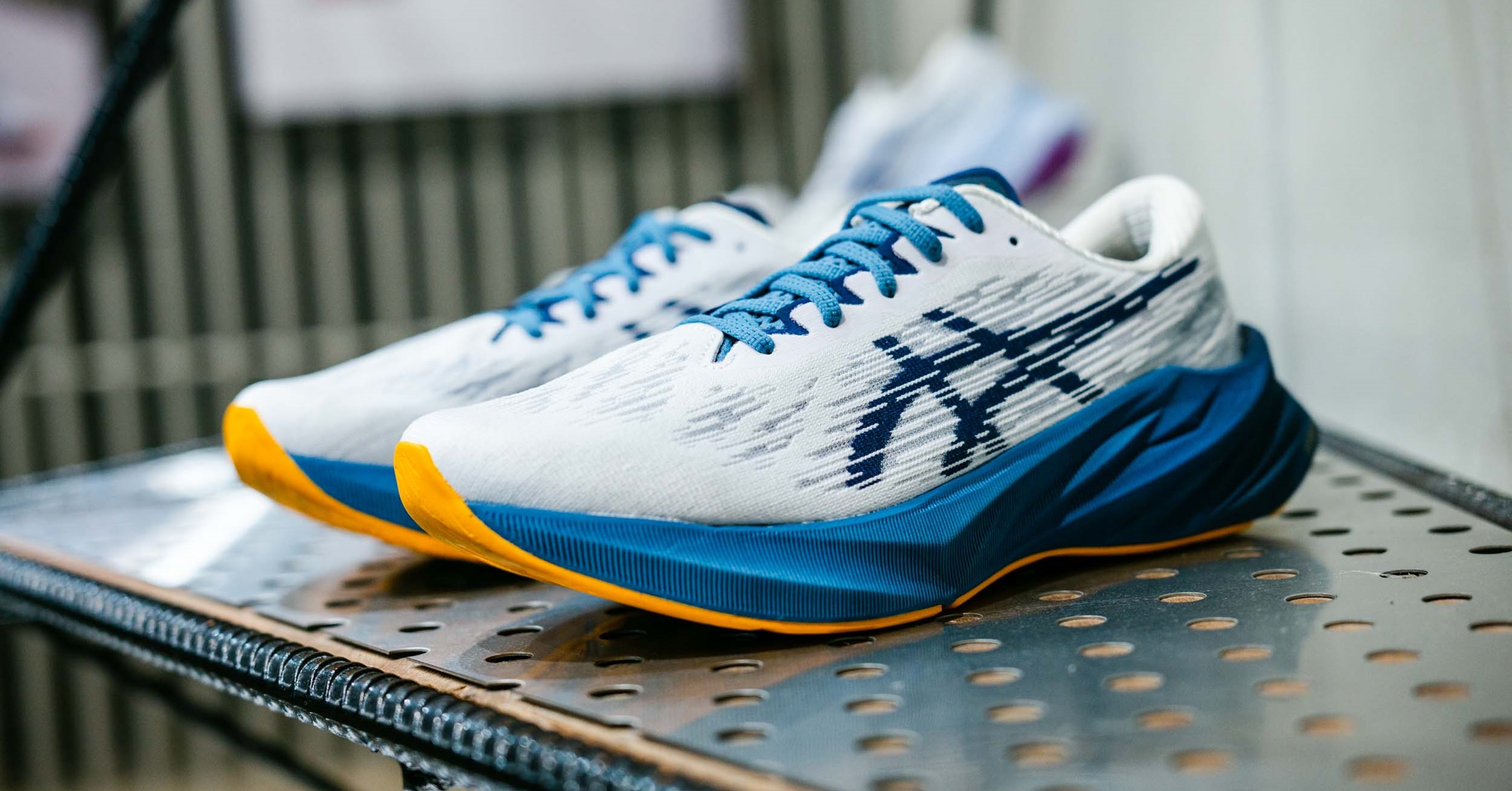 Review giày chạy bộ ASICS Novablast 3 - phù hợp cho mọi địa hình Hinh anh 2: Review giay chay bo ASICS Novablast 3 - phu hop cho moi dia hinh