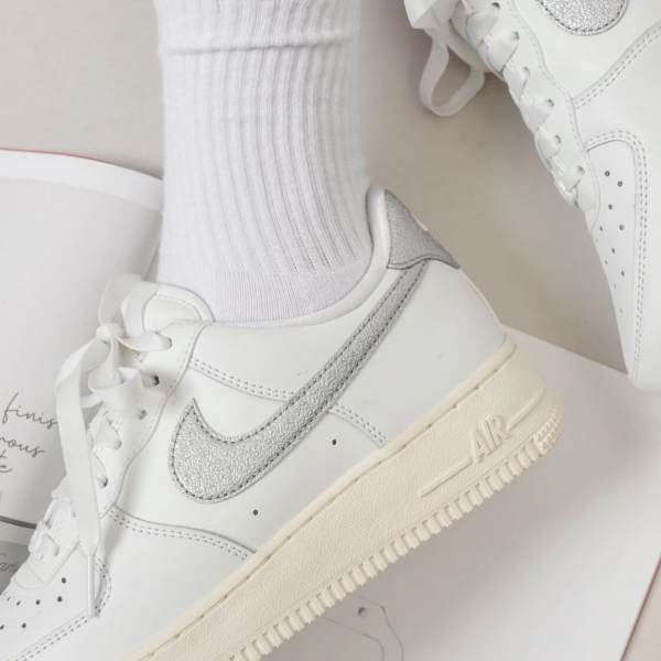 Giay Nike Air Force 1 Low 'Silver Swoosh' DQ7569-100