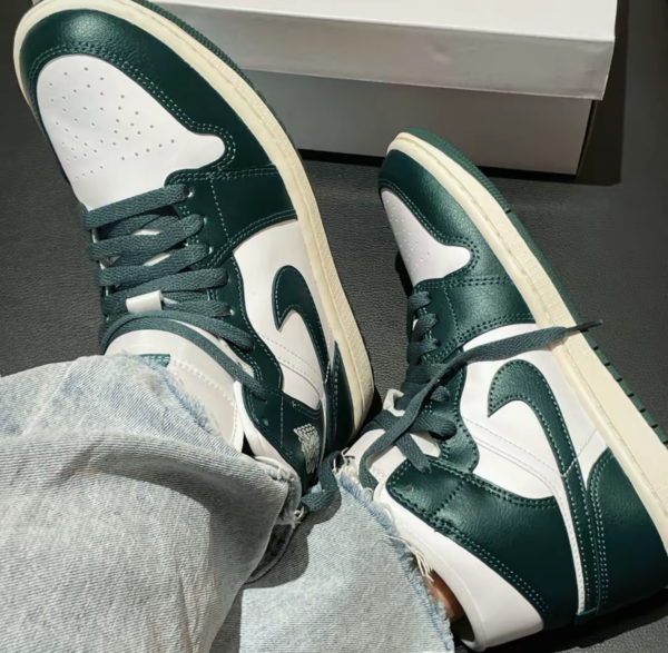 Giay Nike Air Jordan 1 Mid 'Green Sail' BQ6472-133