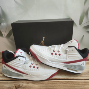 Giay Nike Jordan Max Aura 5 'White Varsity Red' DZ4353-101