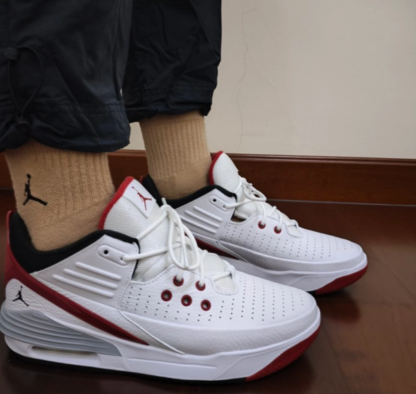 Giay Nike Jordan Max Aura 5 'White Varsity Red' DZ4353-101