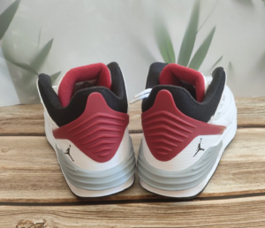 Giay Nike Jordan Max Aura 5 'White Varsity Red' DZ4353-101