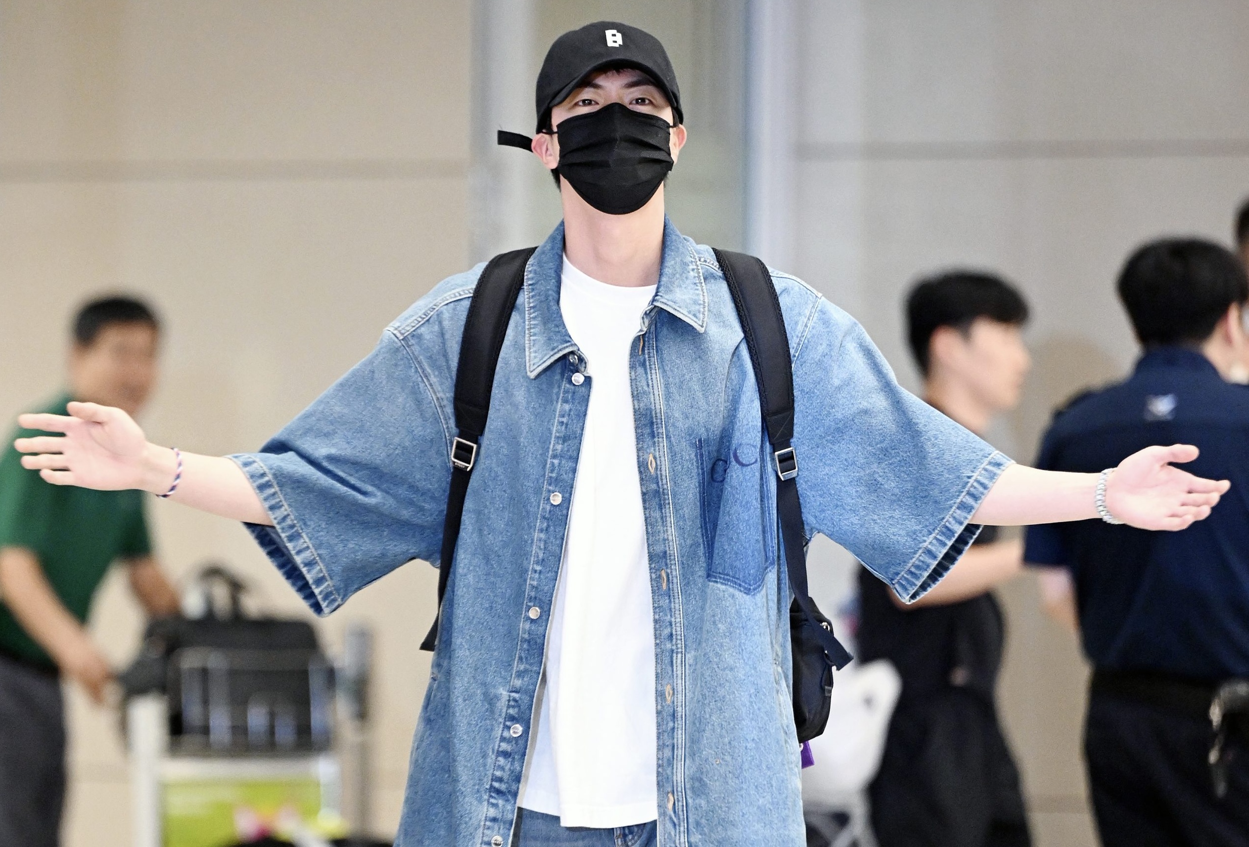 Jin (BTS) khuay dao san bay Incheon voi set do denim Gucci dang cap